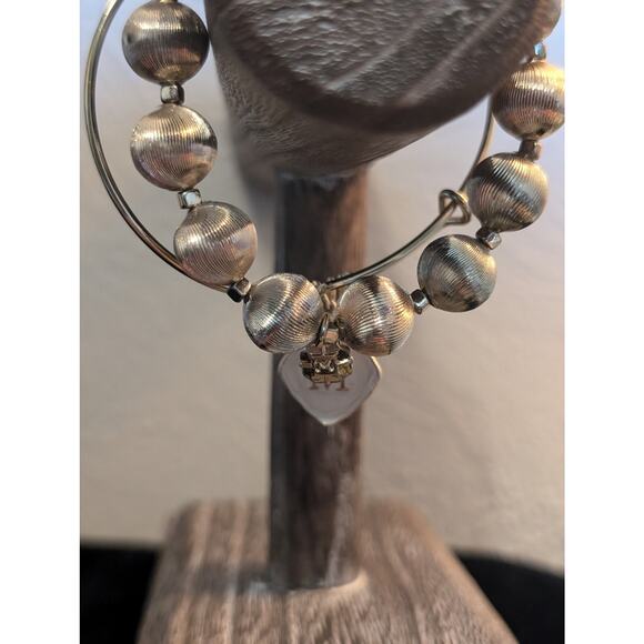 Lot of Two Gold Tone Bracelets Monet Textured Bead Stretch & 'M' Charm Bangle - Picture 4 of 5